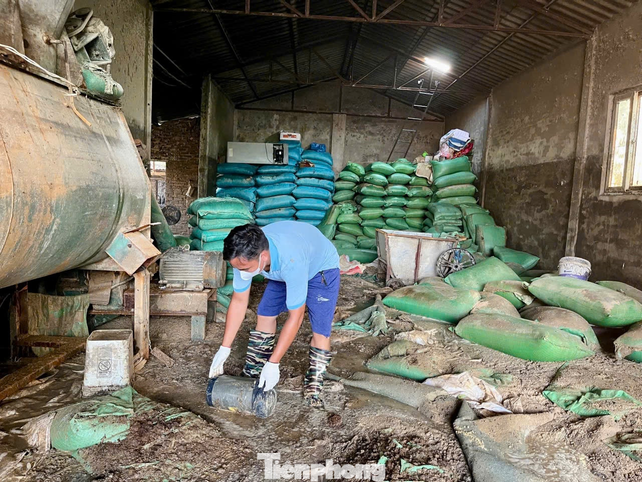 “Mưa lũ lớn, nước sông Hồng dâng quá nhanh khiến gia đình tôi trở tay không kịp, toàn bộ trang trại đã bị ngập sâu, toàn bộ số gà đang trong kỳ đẻ trứng và xuất chuồng không sống nổi con nào”, ông Đoàn chia sẻ.