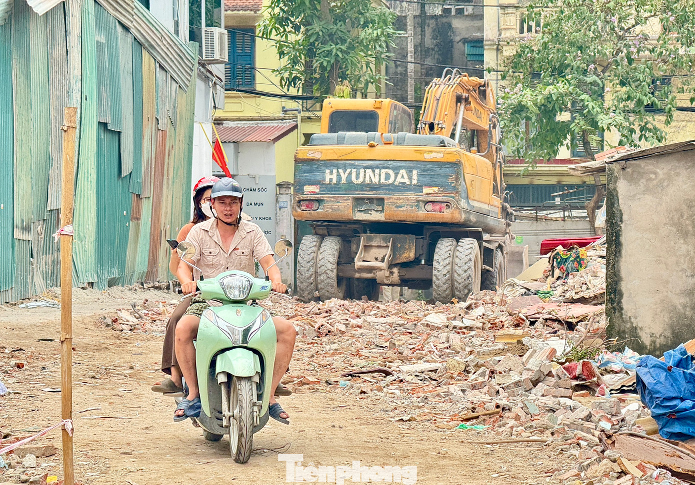Ông Công Sơn nhà ở phố Hoa Bằng chia sẻ: "Khi biết tin dự án mở rộng ngõ 381 Nguyễn Khang sẽ được khởi động người dân chúng tôi rất vui mừng, ngõ phố sắp tới có diện mạo khang trang, sạch đẹp và quan trọng nhất là hạn chế tình trạng ùn tắc"
