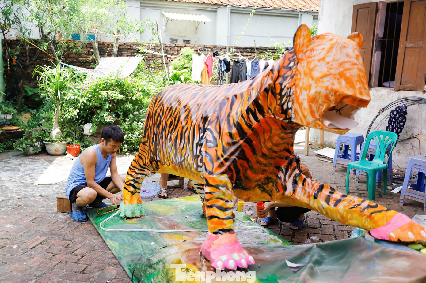 Làng cổ Đường Lâm nằm tại địa phận thị xã Sơn Tây, cách Hà Nội khoảng 50km về phía Đông, là quê hương của Ngô Quyền và Phùng Hưng nên được gọi là “đất hai vua”. Dựa trên tích Phùng Hưng diệt hổ dữ cứu dân, người dân thôn Cam Lâm (Đường Lâm) đã tạo nên chiếc đèn trung thu khổng lồ hình con hổ cho dịp Tết Trung thu năm nay. Làng cổ Đường Lâm nằm tại địa phận thị xã Sơn Tây, cách Hà Nội khoảng 50km về phía Đông, là quê hương của Ngô Quyền và Phùng Hưng nên được gọi là “đất hai vua”. Dựa trên tích Phùng Hưng diệt hổ dữ cứu dân, người dân thôn Cam Lâm (Đường Lâm) đã tạo nên chiếc đèn trung thu khổng lồ hình con hổ cho dịp Tết Trung thu năm nay.