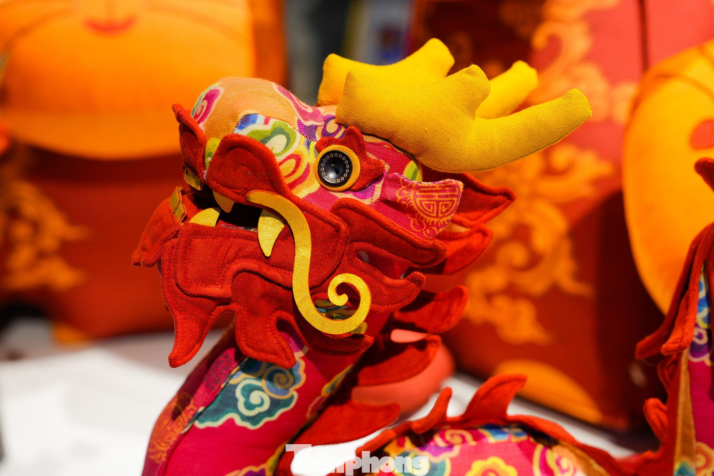 Năm nay xưởng cho ra mắt sản linh vật rồng nhồi bông. Mẫu rồng đặc biệt nhất đang được trưng bày có lớp ngoài bằng lụa và thổ cẩm, kết hợp tinh tế những nét họa tiết rồng truyền thống. Mỗi sản phẩm được những người thợ đặc biệt này làm trong khoảng 3,4 ngày.