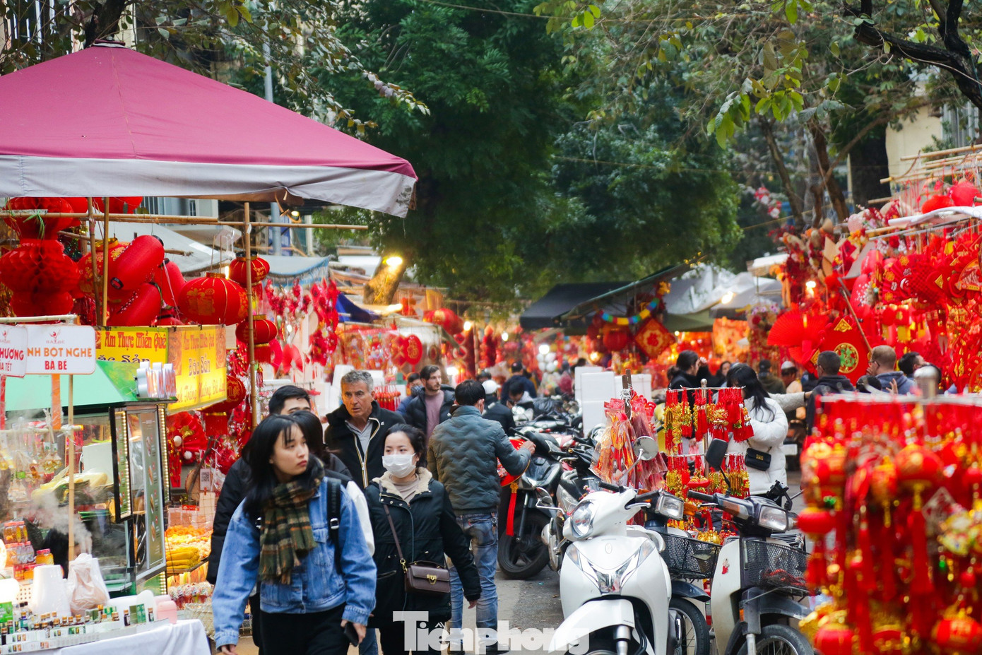 Đã thành thông lệ, hàng năm sau Rằm tháng Chạp, chợ hoa truyền thống tại phố Hàng Lược (Hà Nội) sẽ mở cửa phục vụ các mặt hàng trang trí cho Tết Nguyên đán, đặc biệt là các loại hoa tươi, đào, quất...