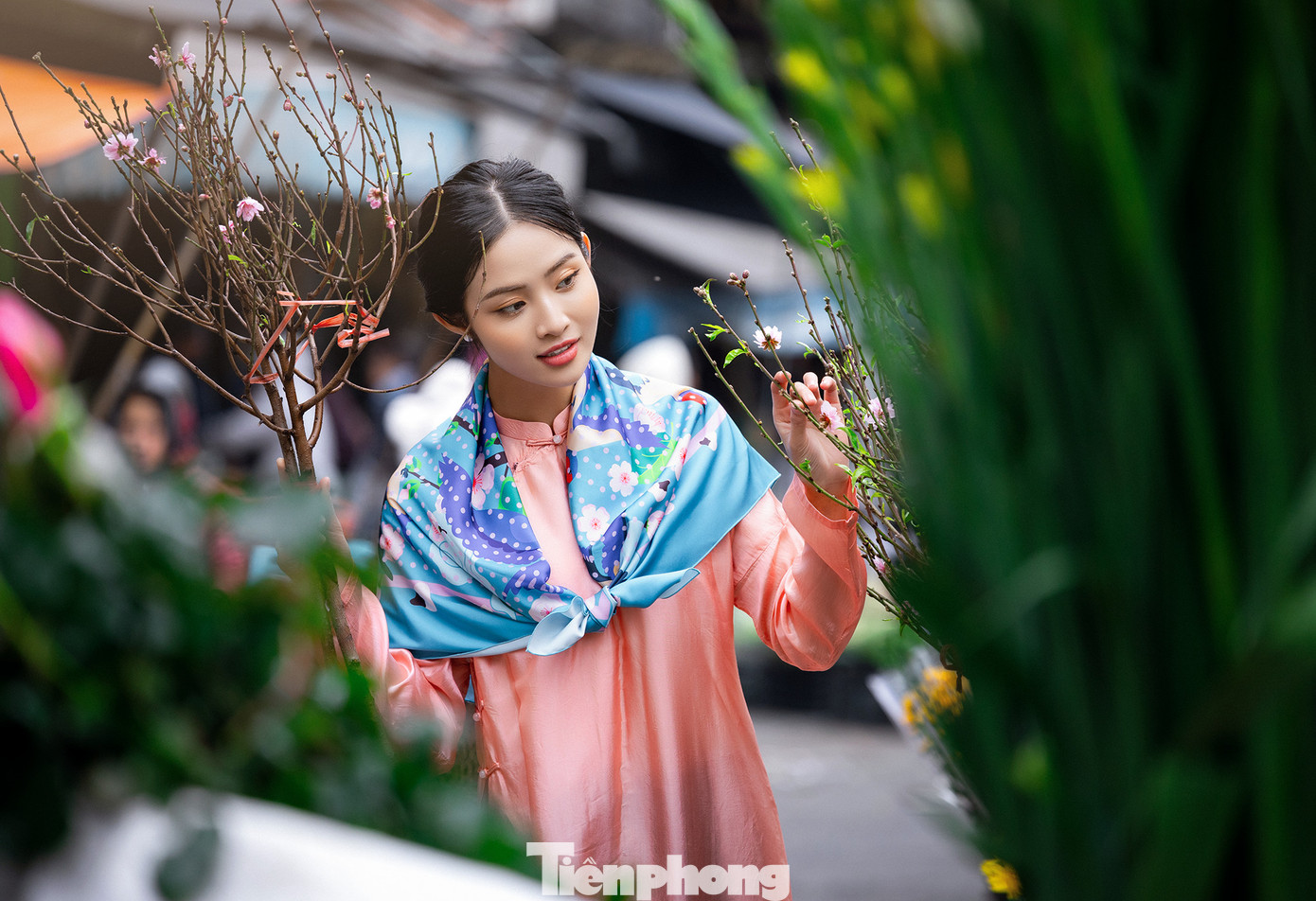 Không gian chợ Tết truyền thống thu hút nhiều bạn trẻ đến check-in, chụp hình.