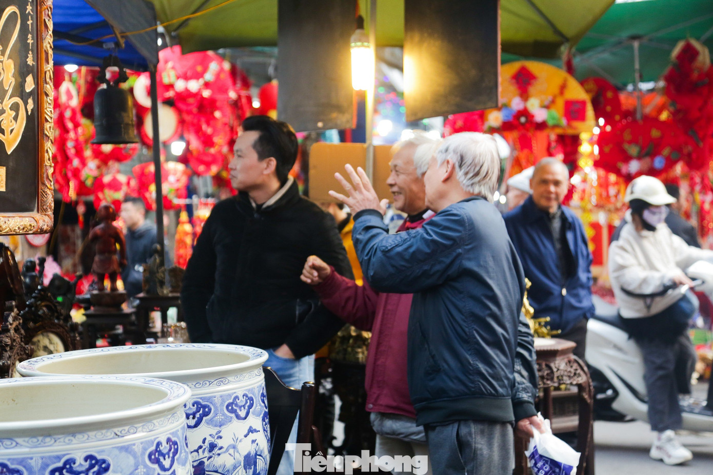 Nhiều khách nước ngoài hào hứng khi được trải nghiệm không khí Tết đặc sắc này.