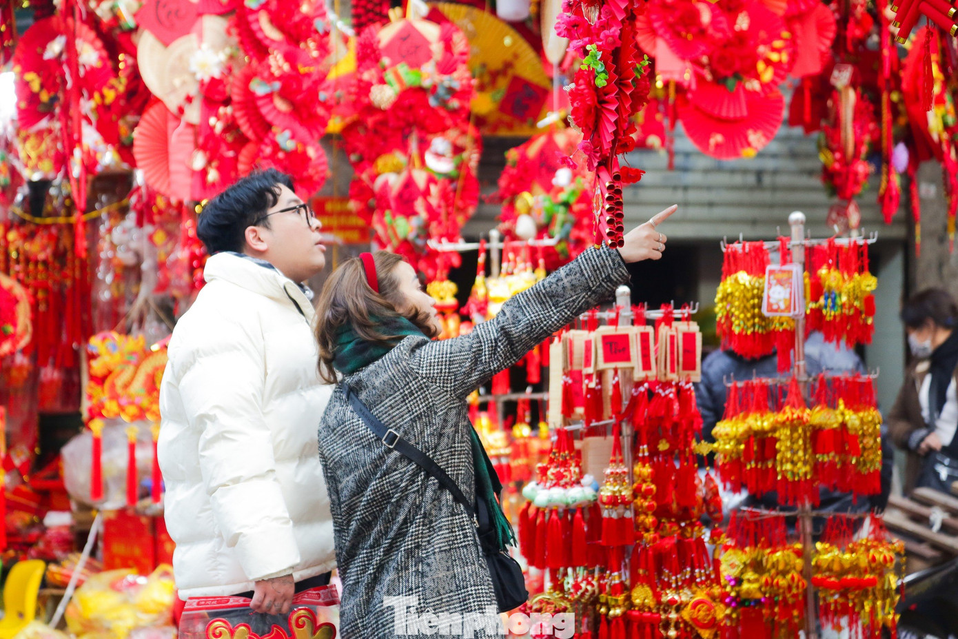 Du khách có thể chọn mua các mặt hàng đồ trang trí Tết phong phú với giá từ mấy chục ngàn đến vài trăm nghìn đồng.