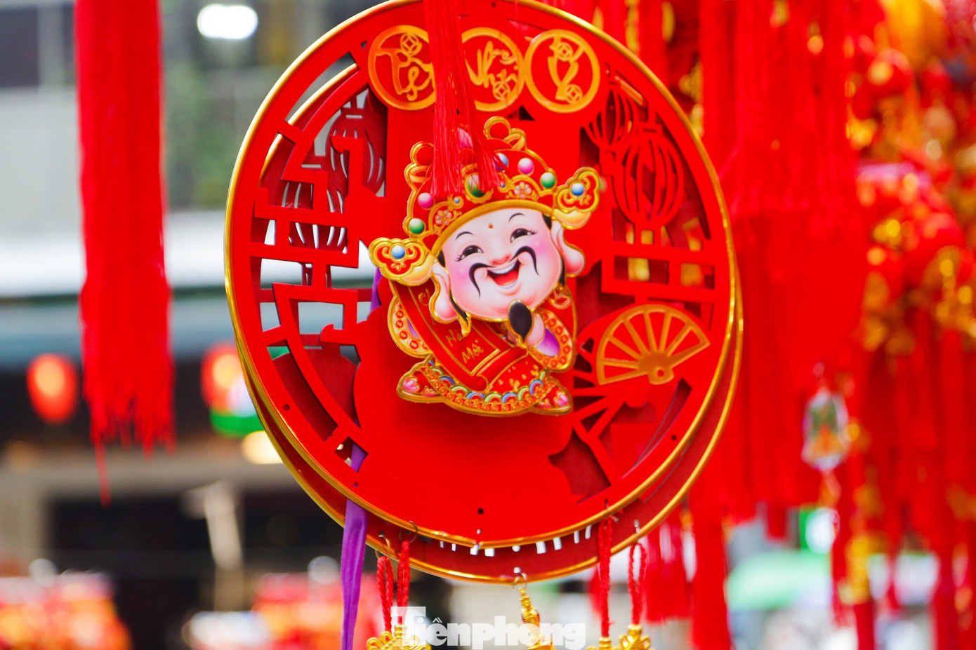 Du khách có thể chọn mua các mặt hàng đồ trang trí Tết phong phú với giá từ mấy chục ngàn đến vài trăm nghìn đồng.