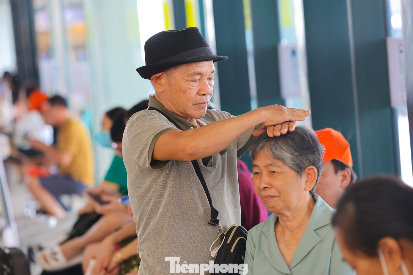 Bảng điện tử kín mít các chuyến bay cất, hạ cánh, các gia đình đã chủ động đến sớm làm thủ tục check-in và gửi hành lý trước chuyến bay.