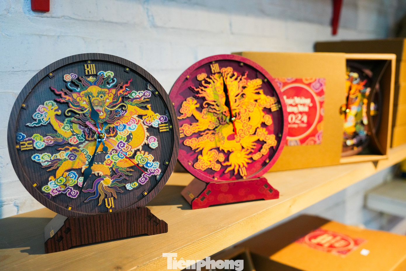 Bên cạnh thú nhồi bông, năm nay, xưởng cũng cho ra mắt sản phầm đồng hồ có biểu tượng rồng dựa trên nguyên mẫu linh vật thêu trên long bào đời Nguyễn. Tất cả được in và được xử lý cẩn thận cầu kỳ đảm bảo độ bền, không bị cong vênh.