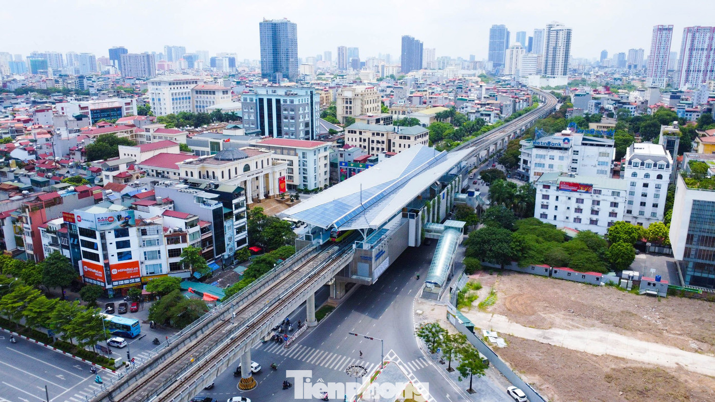 Ngày 30/6 vừa qua là mốc thời gian được Thủ tướng Chính phủ yêu cầu Chủ tịch UBND TP. Hà Nội phải trực tiếp giải quyết các vướng mắc để đưa các đoàn tàu vào hoạt động, tuy nhiên, siêu dự án dự án đường sắt đô thị Nhổn - ga Hà Nội tiếp tục lỡ hẹn.