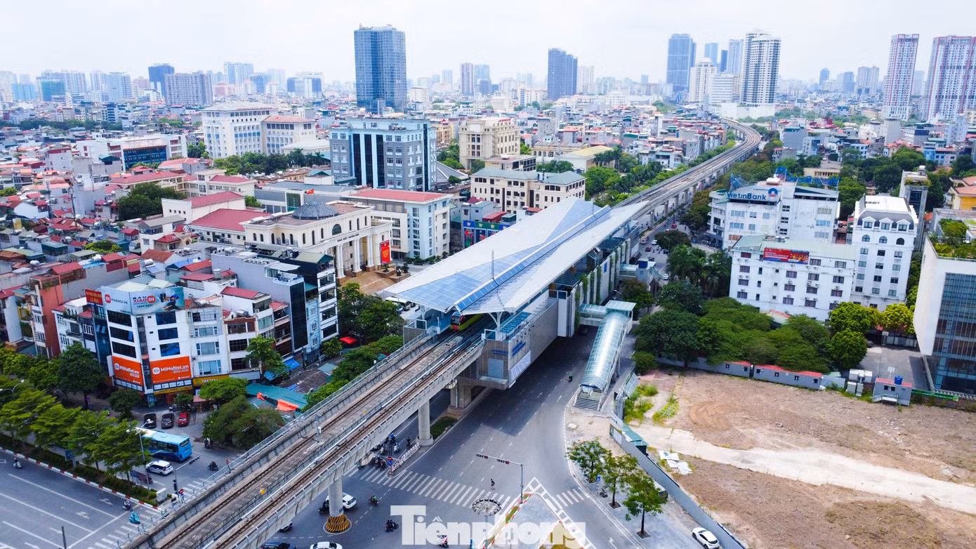 Ngày 30/6 vừa qua là mốc thời gian được Thủ tướng Chính phủ yêu cầu Chủ tịch UBND TP. Hà Nội phải trực tiếp giải quyết các vướng mắc để đưa các đoàn tàu vào hoạt động, tuy nhiên, siêu dự án dự án đường sắt đô thị Nhổn - ga Hà Nội tiếp tục lỡ hẹn.