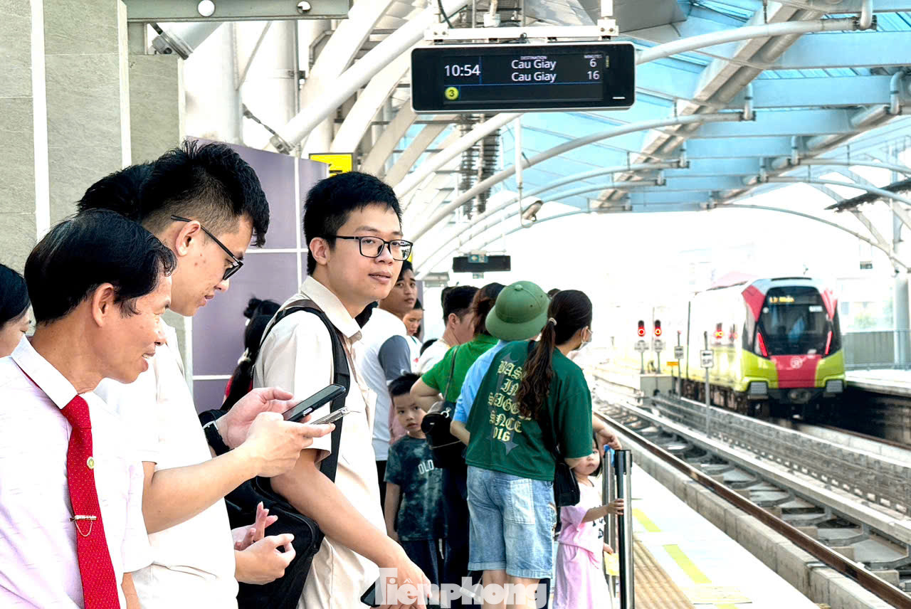 Theo ghi nhận của PV báo Tiền Phong, những toa tàu hầu như kín ghế giờ cao điểm buổi sáng.