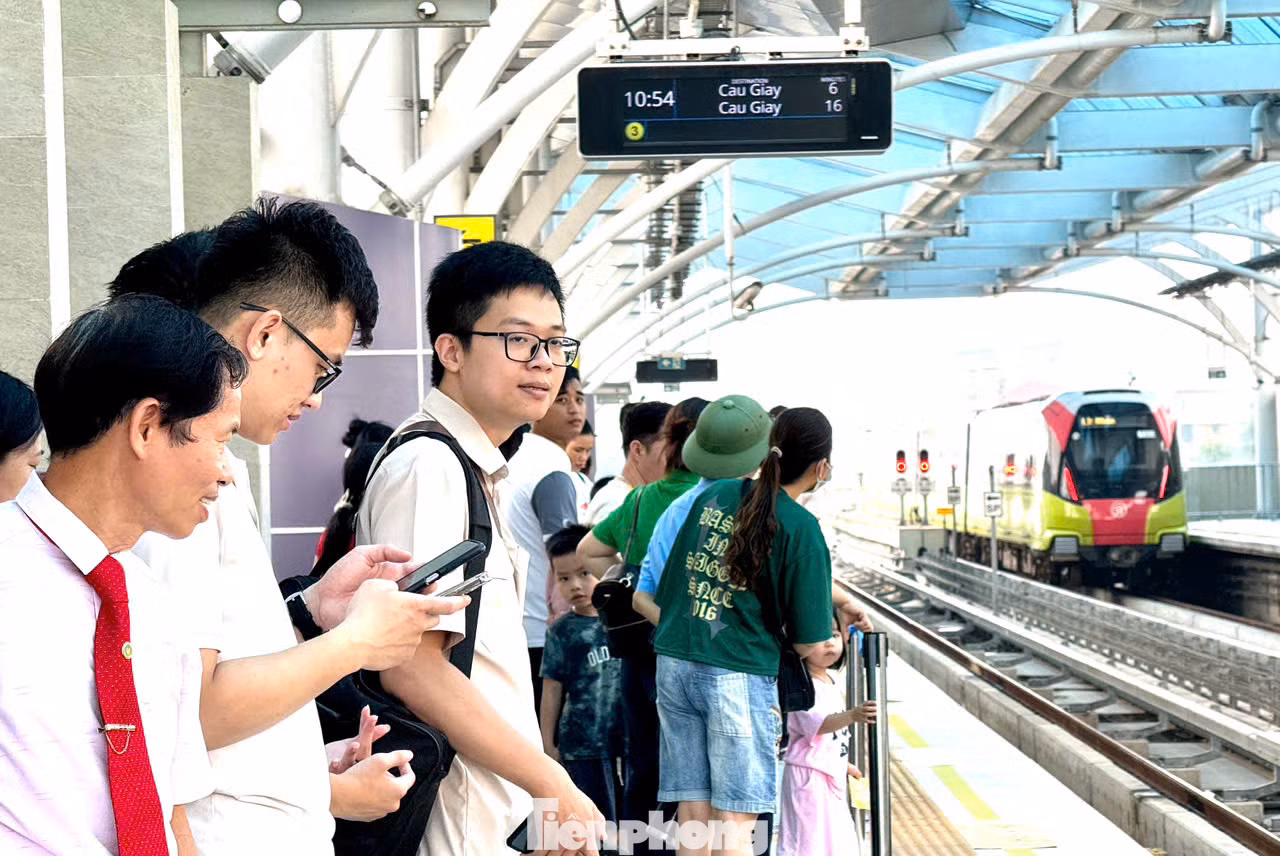 Theo ghi nhận của PV báo Tiền Phong, những toa tàu hầu như kín ghế giờ cao điểm buổi sáng.