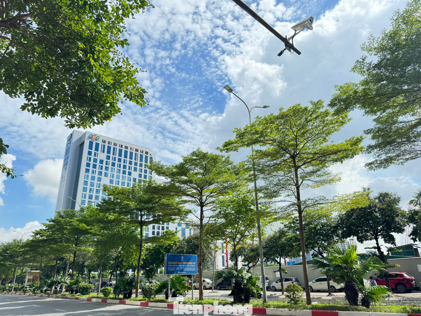 Lãnh đạo Sở Giao thông Vận tải (GTVT) Hà Nội cho biết, các đơn vị liên quan đã hoàn thành lắp đặt thiết bị, các phần mềm điều khiển hệ thống giao thông thông minh tại Trung tâm Quản lý và Điều hành giao thông TP Hà Nội.