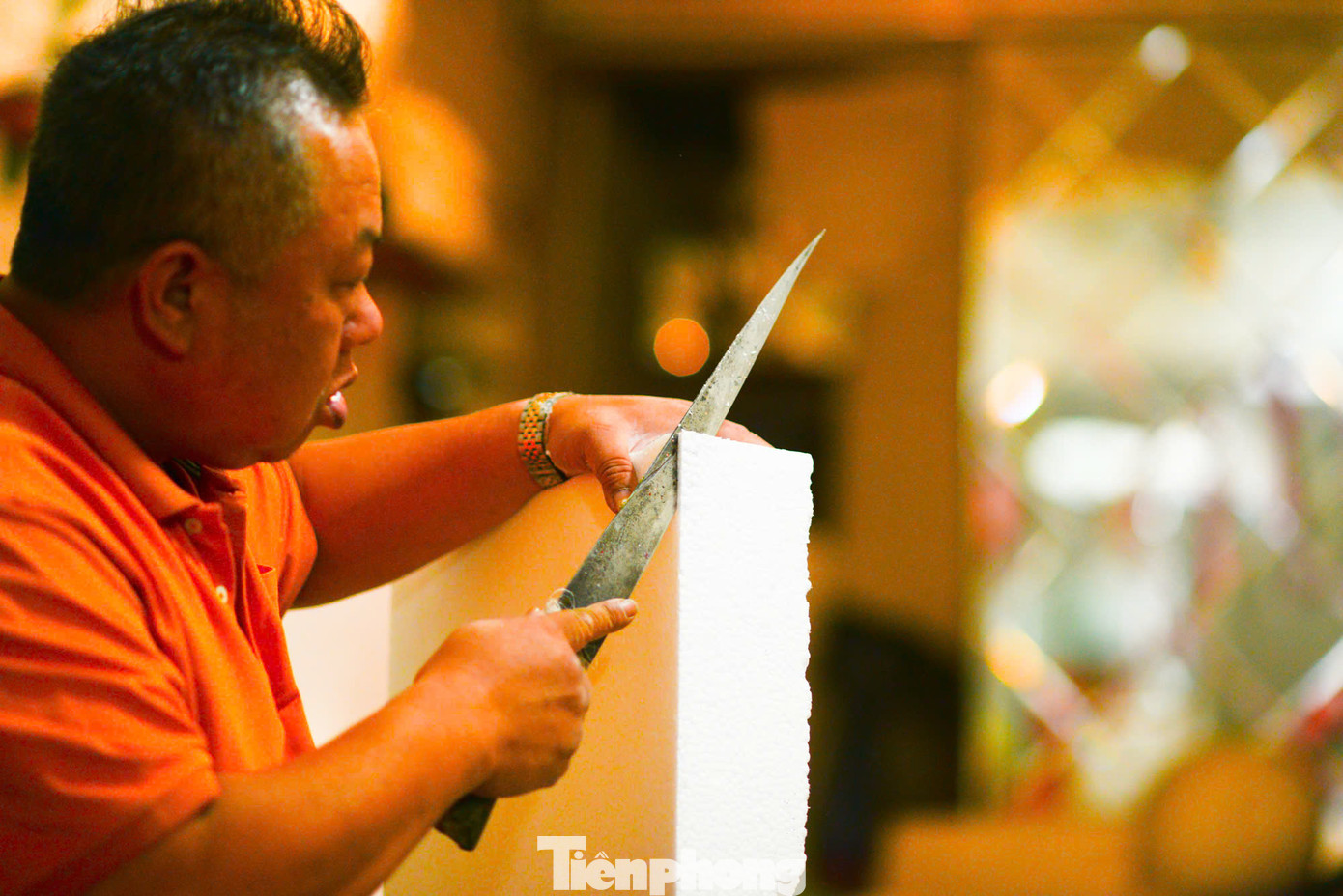 Để có được 1 sản phẩm đẹp mắt, hoàn hảo nhất, người làm phải thật sự khéo léo, tỉ mẩn. Dao dùng để cắt xốp phải thật sắc bén, khi cắt cũng phải đều tay và dứt khoát. Để có được 1 sản phẩm đẹp mắt, hoàn hảo nhất, người làm phải thật sự khéo léo, tỉ mẩn. Dao dùng để cắt xốp phải thật sắc bén, khi cắt cũng phải đều tay và dứt khoát.