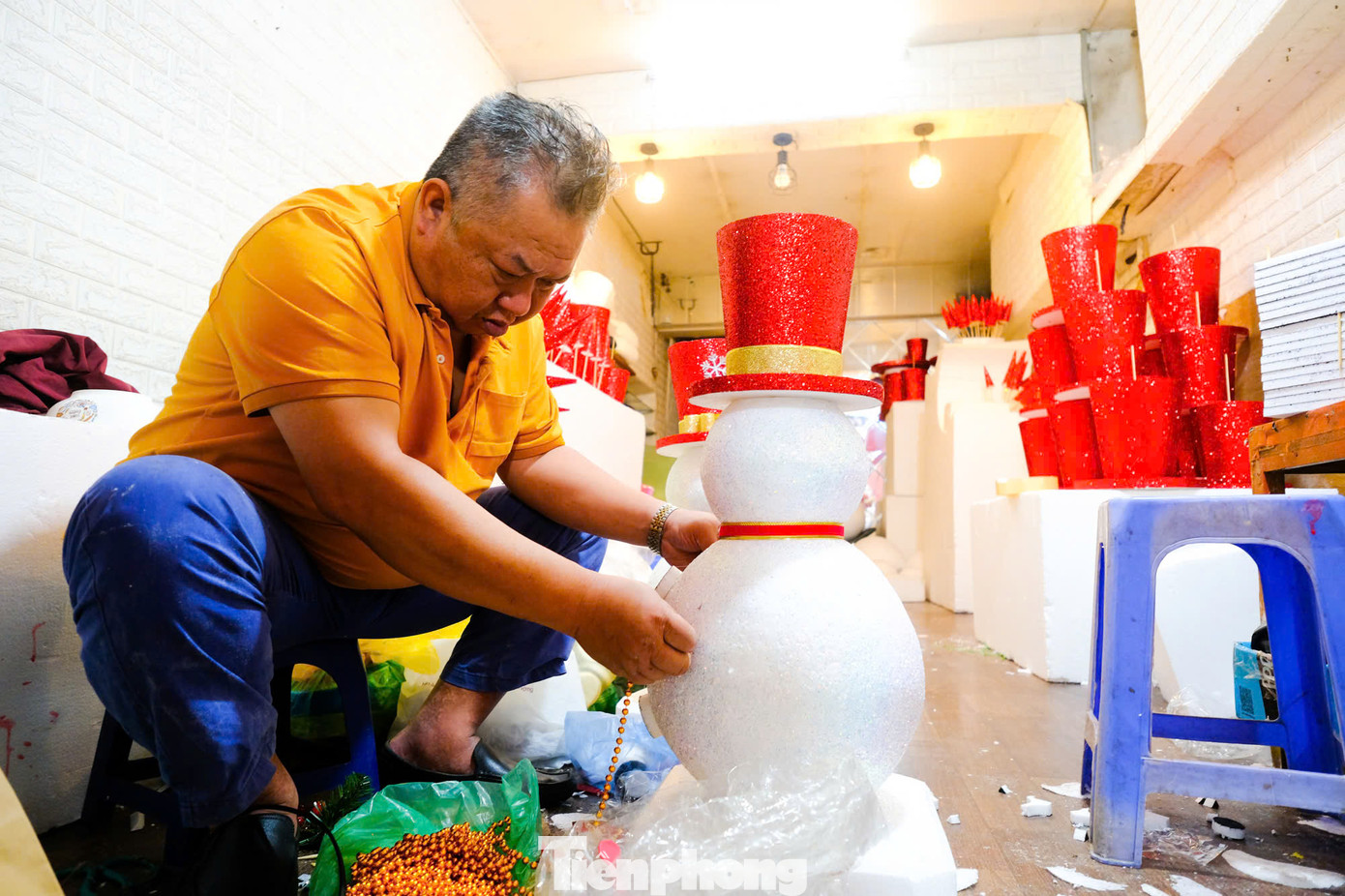 Chủ cửa hàng này cho biết, để “nặn" một chú người tuyết với kích thước khổng lồ cần tới hai người thợ làm việc liên tiếp trong 3 ngày với nhiều công đoạn hoàn thiện khác nhau. Chủ cửa hàng này cho biết, để “nặn" một chú người tuyết với kích thước khổng lồ cần tới hai người thợ làm việc liên tiếp trong 3 ngày với nhiều công đoạn hoàn thiện khác nhau.