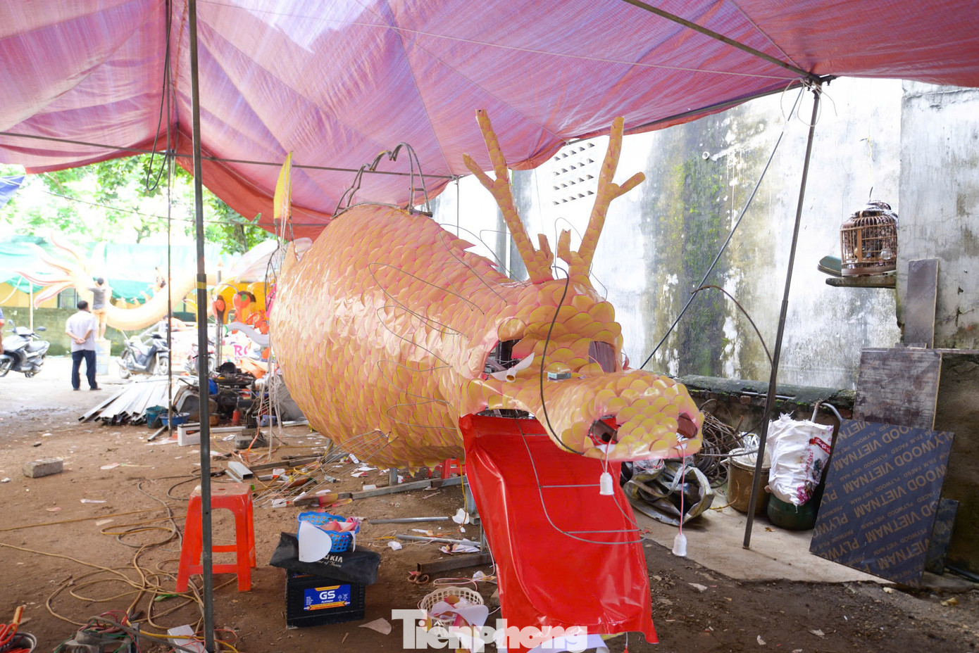 Còn gần một tháng nữa mới đến Tết Trung thu nhưng thời điểm này trên các con đường của thành phố Tuyên Quang đã sôi động. Để có được những chiếc đèn khổng lồ, rực rỡ sắc màu như vậy là cả sự kỳ công và tâm huyết của rất nhiều người.