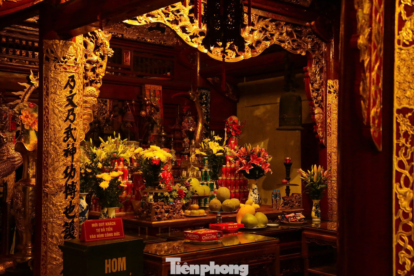 Trong đền còn có tấm bia đá đen “Cao Sơn Đại vương Thần từ Bi minh” ghi lại công lao của thần Cao Sơn trong việc ngầm giúp vua giành lại ngai vàng từ tay ngoại thích và hệ thống 39 đạo sắc phong cho thần Cao Sơn Đại Vương, đây chính là di vật quan trọng nhất tại đền Kim Liên mà đến nay vẫn còn nguyên giá trị.