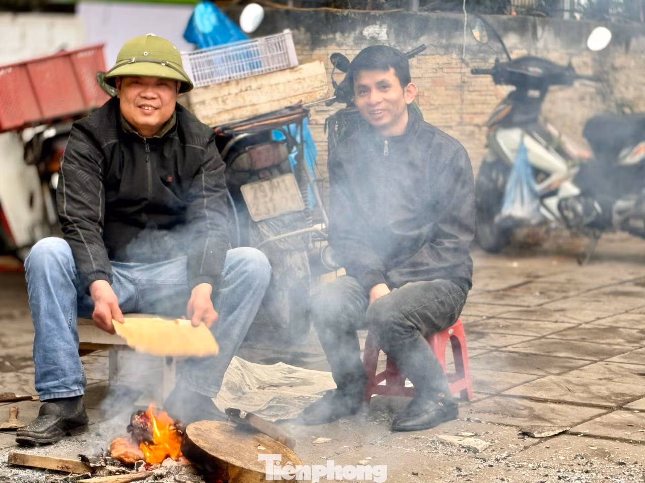 Nhiều người dân phải tranh thủ đốt củi ngay trên vỉa hè để sưởi ấm xua tan cái lạnh buốt.