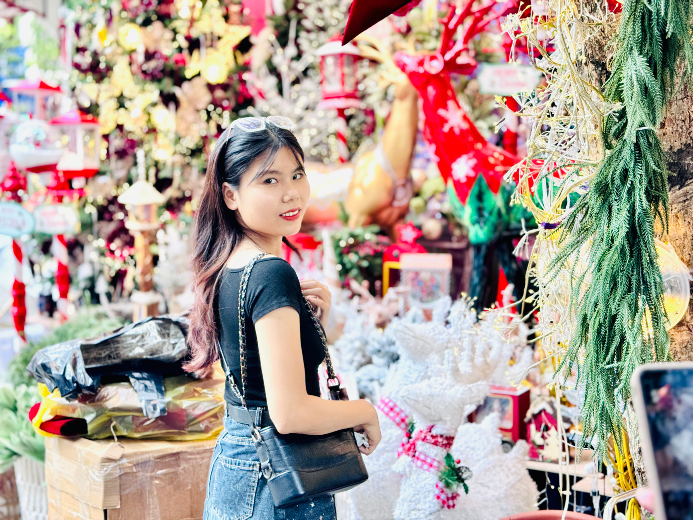 Nhiều bạn trẻ check in trên phố Hàng Mã.