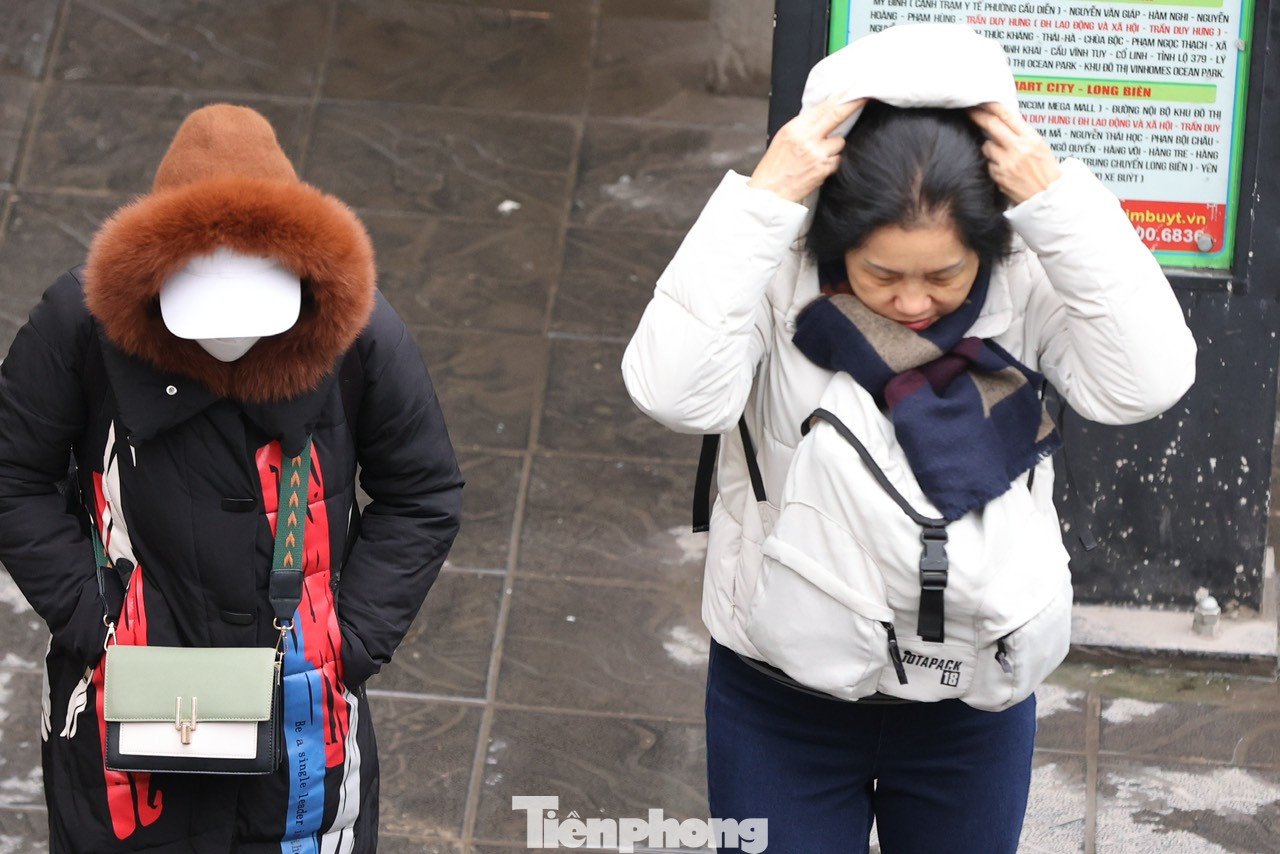 Nhiệt độ giảm sâu cộng với những cơn mưa phùn rả rích từ sáng sớm, khiến ai nấy đều cảm thấy khó chịu khi ra đường. Khăn quàng cổ kín mít, mũ áo lông đội kín là những phụ kiện không thể thiếu trong ngày lạnh buốt này.