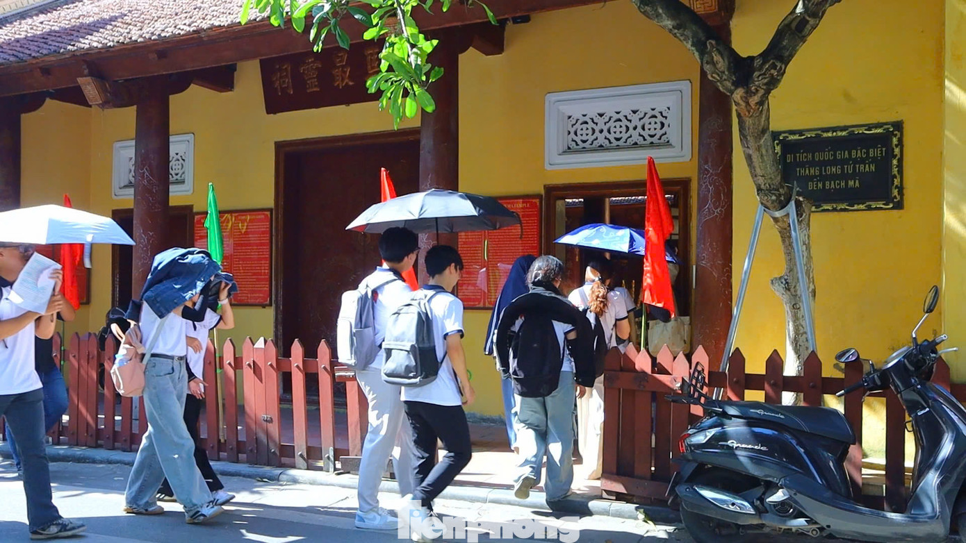 Đền Bạch Mã là một trong “Tứ trấn Hà Nội”, là ngôi đền có lịch sử xây dựng sớm nhất trong Tứ Trấn. Tương truyền khi vua Lý Công Uẩn dời đô ra thành Đại La vào năm Canh Tuất 1010 định xây thành mới nhưng lần nào thành cũng bị lở, vua bèn sai người đến cầu đảo thì thấy có một con ngựa trắng từ trong đền đi ra, ngựa trắng đi đến đâu để lại vết chân đến đó, sau đó thì quay trở lại vào trong đền.