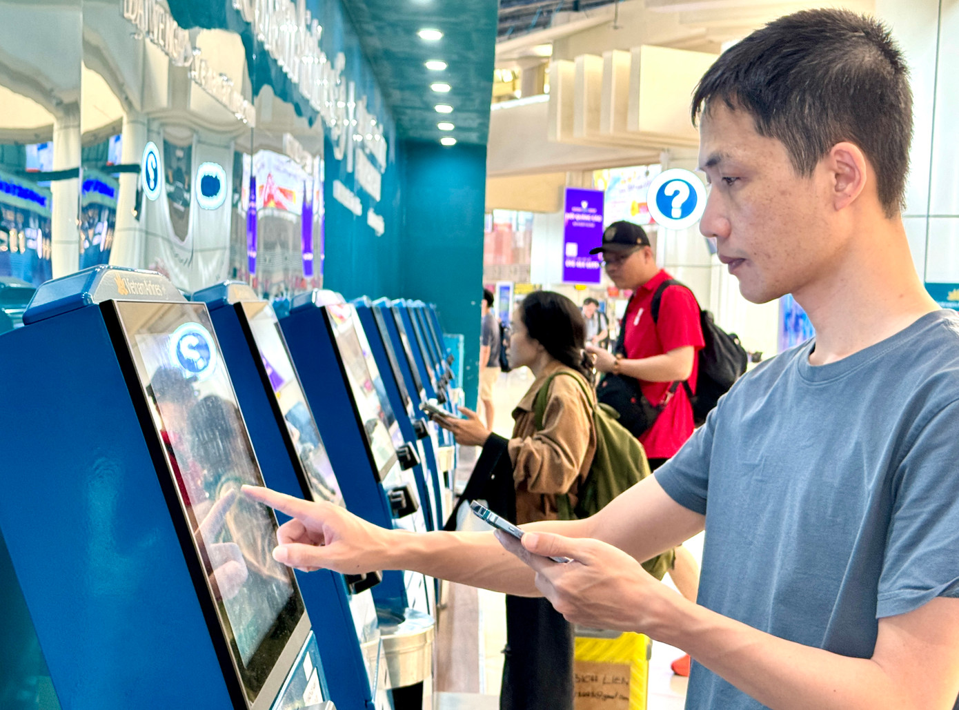 Khu vực check-in tự động cũng luôn đông khách làm thủ tục. Theo Cảng Hàng không Quốc tế Nội Bài, hiện có 05 khung giờ cao điểm với các chuyến nội địa đi từ: 06h-07h, liên tiếp từ 15h-18h và 21h-22h. Có 02 khung giờ cao điểm nội địa đến: 09h-10h và 21h-22h.