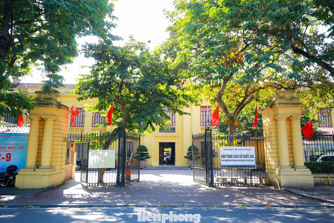 Thu về chính là dịp để Hà Nội thay áo mới, được bao phủ bởi màu vàng mộng mơ của tia nắng và lá cây kết hợp với mùi hương hoa sữa thoáng qua đã khiến lòng người xao xuyến, khó quên.