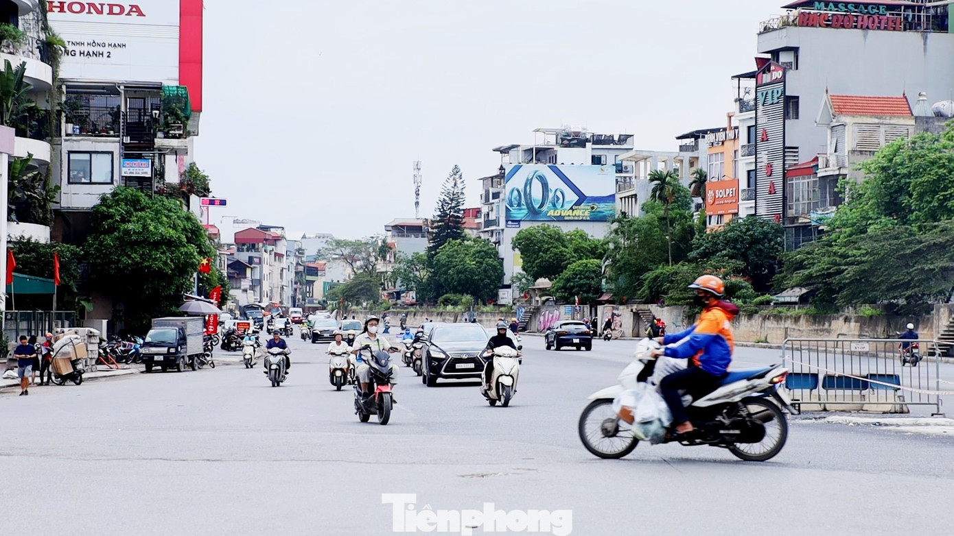 Hiện tại, toàn bộ hàng rào và máy móc thi công trên đường Âu Cơ đoạn Yên Phụ - đến nút giao Xuân Diệu đã được dỡ bỏ, lòng đường từ 2 làn xe cơ giới trước đây nay đã được mở rộng từ 16,5 đến 21 mét - tương đương 4 làn xe cơ giới.