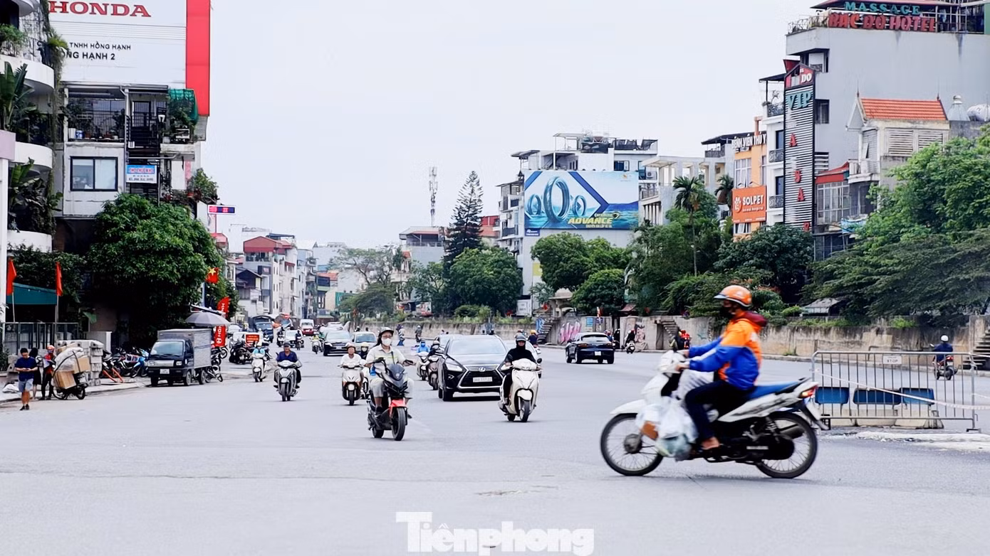 Hiện tại, toàn bộ hàng rào và máy móc thi công trên đường Âu Cơ đoạn Yên Phụ - đến nút giao Xuân Diệu đã được dỡ bỏ, lòng đường từ 2 làn xe cơ giới trước đây nay đã được mở rộng từ 16,5 đến 21 mét - tương đương 4 làn xe cơ giới.