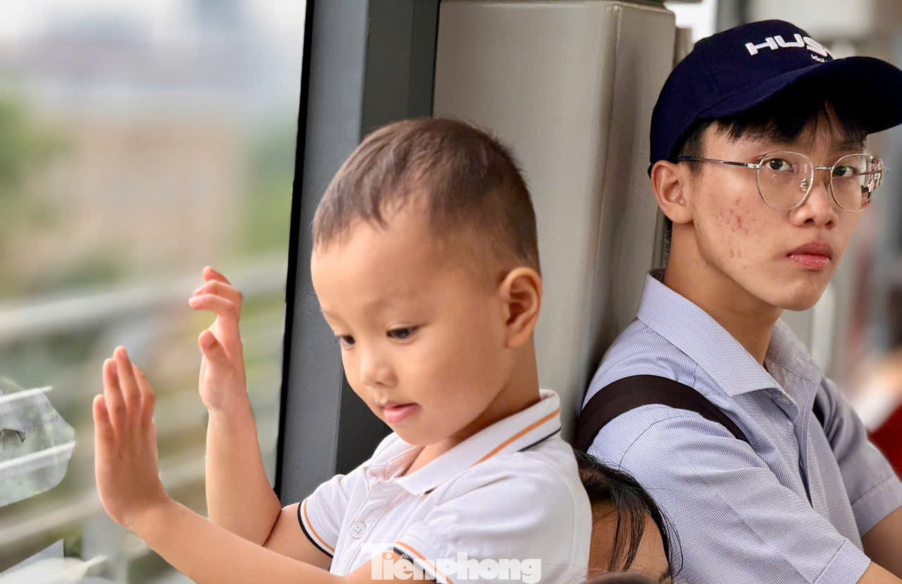 Trong 3 tháng đầu, giờ mở tuyến metro Nhổn - ga Hà Nội là 5h30; giờ đóng tuyến là 22h, giãn cách chạy tàu đều đặn 10 phút/chuyến. Thời gian tiếp theo, tùy theo nhu cầu hành khách sẽ điều chỉnh cho phù hợp để đáp ứng tốt nhất nhu cầu đi lại của hành khách trên tuyến.