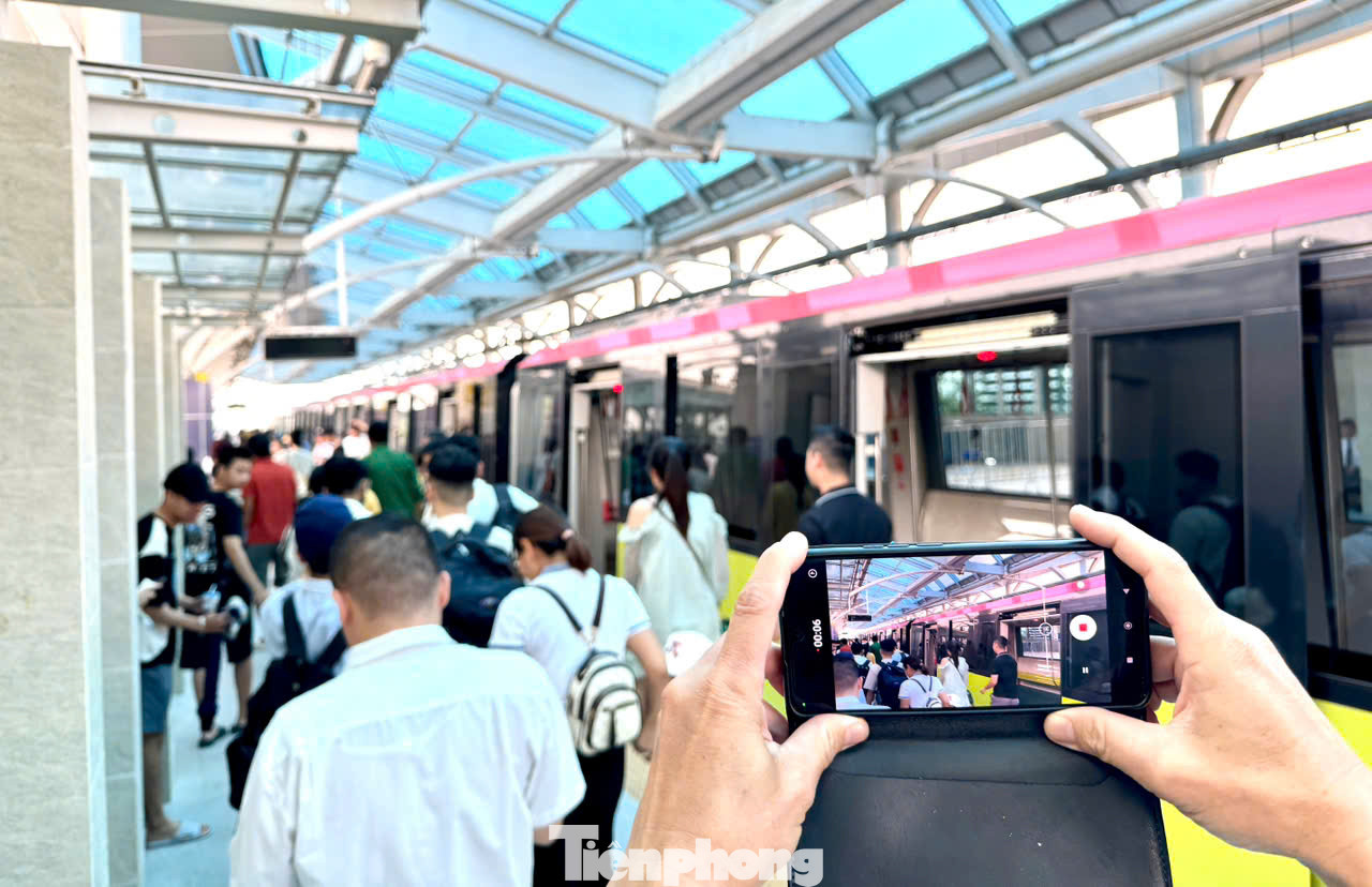 Cuối tuần hành khách đa phần là các bạn trẻ và người trung tuổi tranh thủ đi trải nghiệm với tâm trạng rất hồ hởi, phấn khởi. Hiện tại chỉ còn khoảng gần chục ngày nữa là hết tháng, nên đơn vị vận hành chỉ áp dụng cho khách mua vé lượt, vé ngày. Việc mua vé tháng cho phép hành khách sử dụng từ tháng 9/2024.