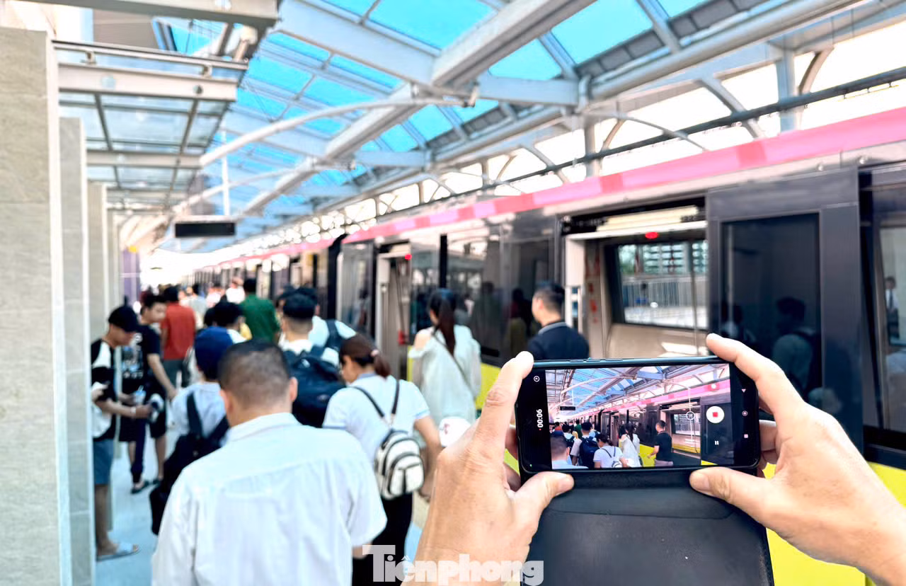 Cuối tuần hành khách đa phần là các bạn trẻ và người trung tuổi tranh thủ đi trải nghiệm với tâm trạng rất hồ hởi, phấn khởi. Hiện tại chỉ còn khoảng gần chục ngày nữa là hết tháng, nên đơn vị vận hành chỉ áp dụng cho khách mua vé lượt, vé ngày. Việc mua vé tháng cho phép hành khách sử dụng từ tháng 9/2024.