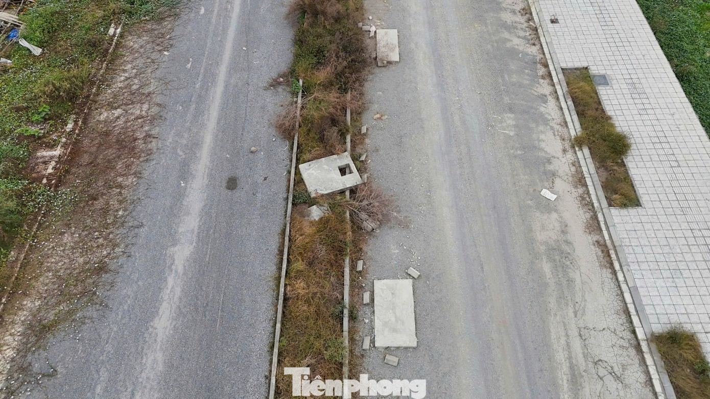 Dự án đường liên khu vực 6 có chiều dài 3,6km, mặt đường rộng 40m, với tổng mức đầu tư gần 760 tỷ đồng nhưng sau hơn 2 năm mới thi công được 45%, chậm hơn tiến độ ban đầu. Nguyên nhân chính được chỉ ra do vướng khâu giải phóng mặt bằng.