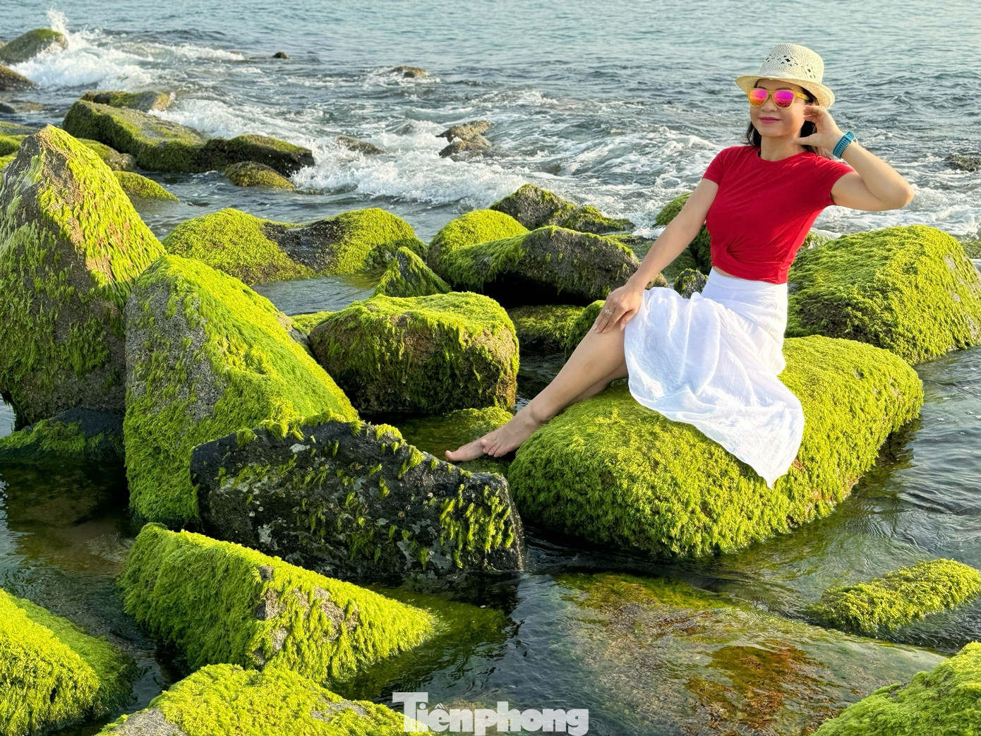 Chị Kim Bích đến từ Hà Nội cho biết: "Đây là lần thứ 3 tôi tham gia giải chạy Tiền Phong Marathon, sau khi kết thúc giải chạy tôi dành thêm thời gian để khám phá thiên nhiên, cảnh sắc của Phú Yên. Bãi rêu Xóm Rớ thực sự rất đẹp, không bõ công lặn lội đi từ 5h sáng".