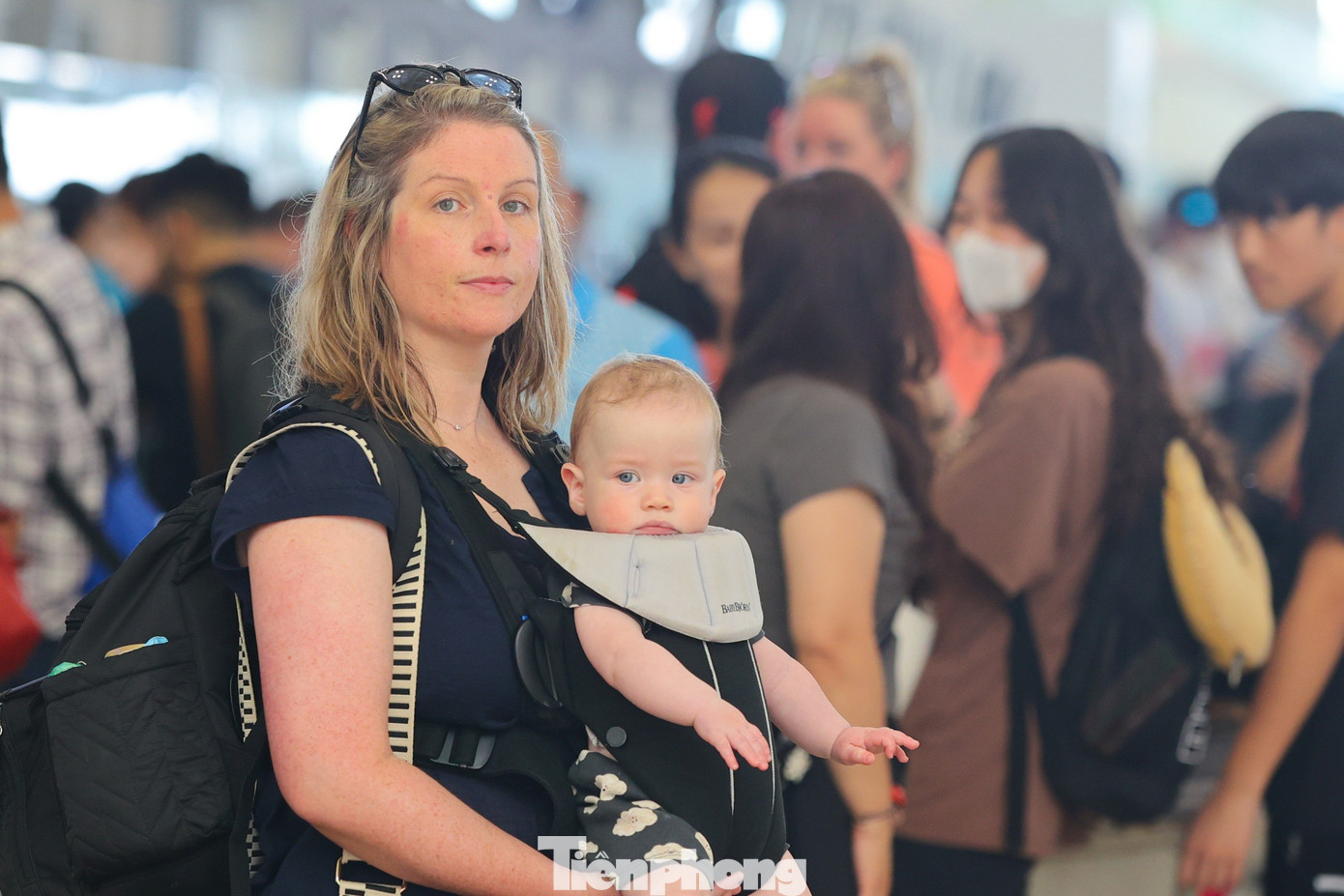 "Biết trước giá vé máy bay cao hơn so với năm ngoái nên chúng tôi đã lên kế hoạch cho chuyến đi trước 2 tháng, hôm nay ra làm thủ tục cũng phải ra sớm hơn để tránh trễ chuyến bay, anh Phạm Huy ở quận Hoàng Mai (Hà Nội) chia sẻ.