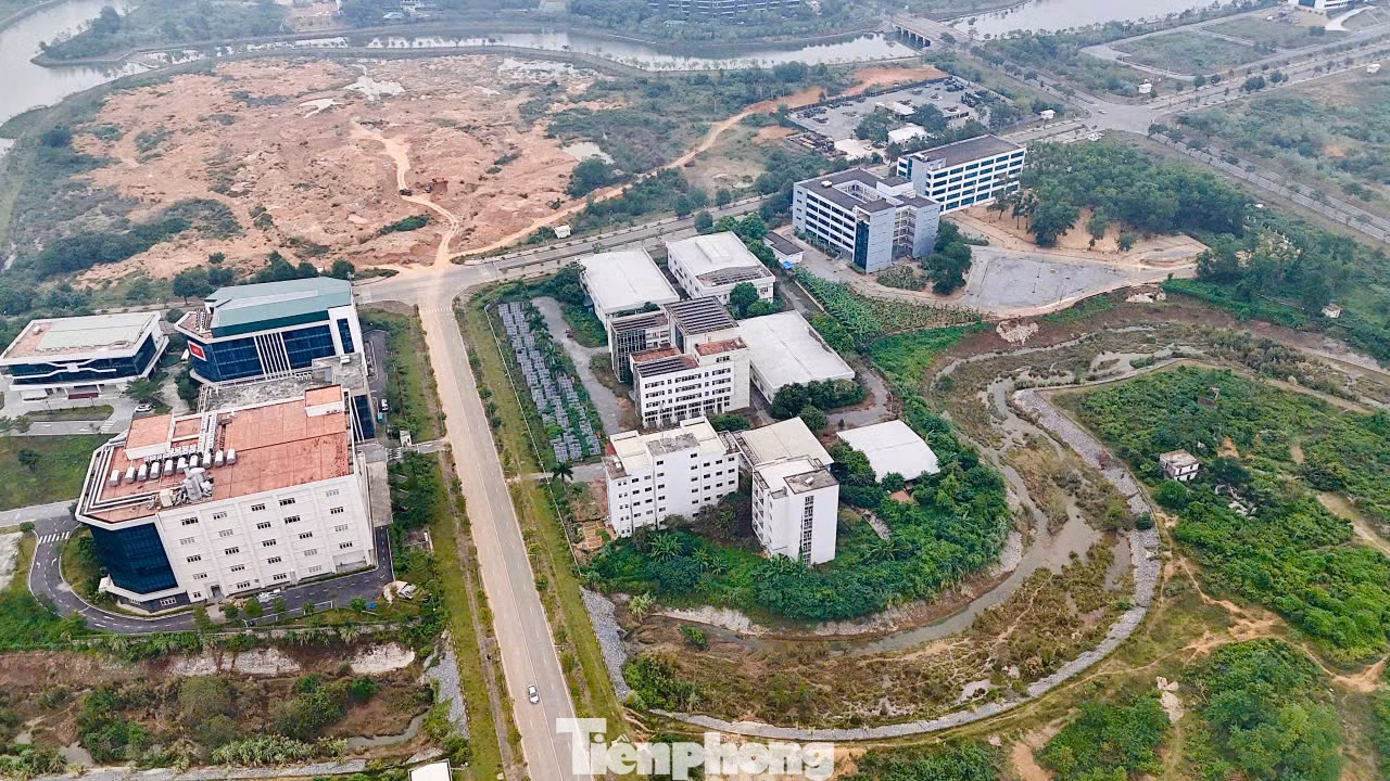 Mới đây, văn phòng UBND Thành phố Hà Nội đã có văn bản số 506 thông báo kết luận của Chủ tịch UBND Thành phố Trần Sỹ Thanh tại cuộc họp về tình hình triển khai một số dự án đầu tư kéo dài, chậm triển khai, chậm đưa vào sử dụng trên địa bàn Thành phố. Trong đó có dự án Trung tâm nghiên cứu chuyển giao công nghệ và giám định công nghệ tại Khu công nghệ cao Hòa Lạc.