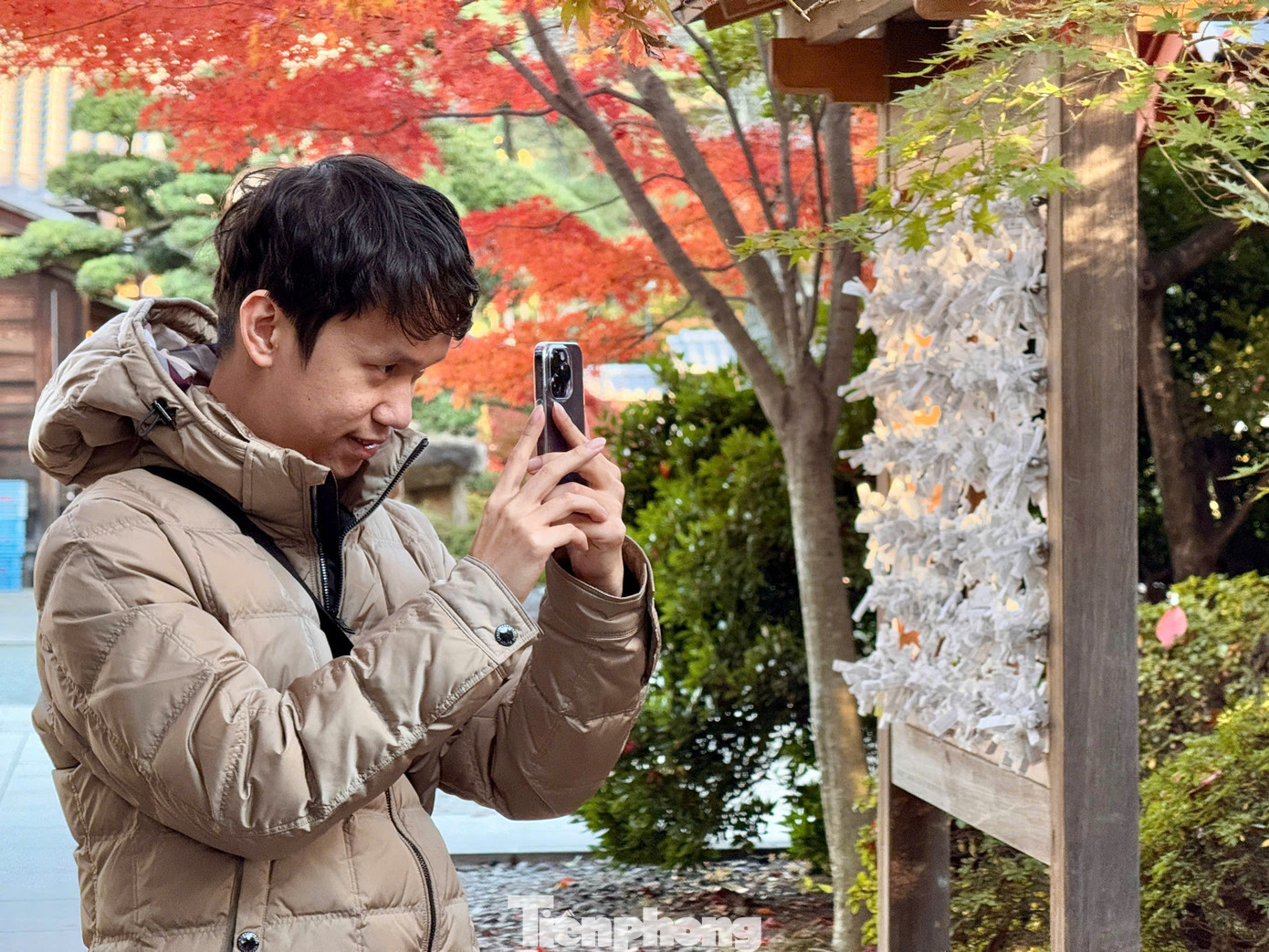 Du khách khi tới thăm địa điểm du lịch tâm linh này thường chọn mua một tấm thẻ gỗ ema rồi viết điều ước của mình lên thẻ. Sau đó treo lên một bức tường gỗ trong đền và chờ đón những phép màu may mắn sẽ đến với mình.