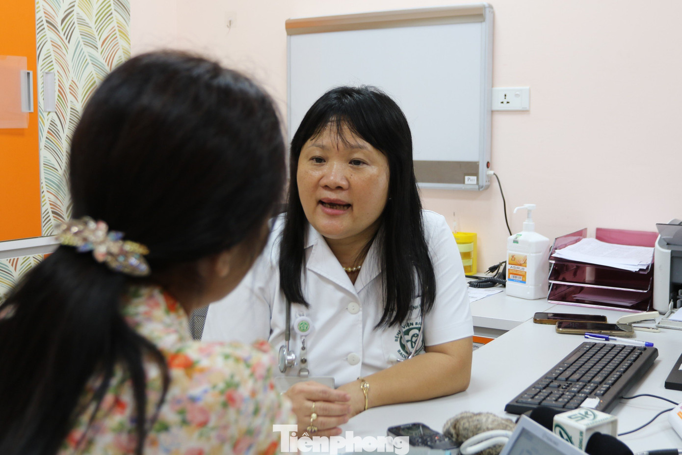 TS. Đoàn Thu Trà, Phó Giám đốc Trung tâm Bệnh nhiệt đới chia sẻ: "Bệnh nhân gọi điện đến trao đổi mong muốn được bác sỹ khám vào buổi chiều thì tốt quá, bởi vì nhiều người bệnh ở Hà Nội phải đi làm theo khung giờ hành chính, đặc biệt là những người bệnh đang có con nhỏ, thời điểm này các cháu đang nghỉ hè, bố mẹ rất mong muốn được chúng tôi khám sàng lọc bệnh gan, ký sinh trùng và kể cả tiêm phòng vắc xin, tất cả đều mong muốn được khám sau 17h".