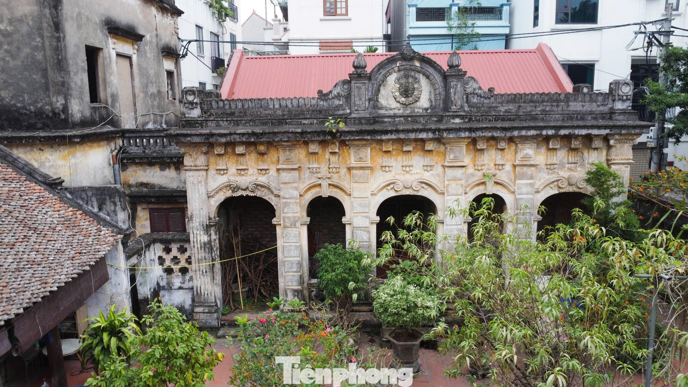 Làng Đông Ngạc là một trong số ít những ngôi làng được vinh dự biết đến với cái tên làng khoa bảng (làng tiến sĩ). Xuyên suốt chiều dài lịch sử, làng Đông Ngạc có rất nhiều những người trí thức học rộng tài cao.