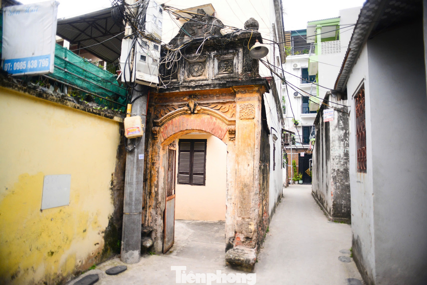 Nguồn gốc của câu nói này là bởi làng Vẽ nhiều quan, từ đời Trần đến đời Nguyễn, trong khoảng 500 năm, làng Đông Ngạc đã sản sinh ra 22 tiến sĩ, bảng nhãn, phó bảng và trên 400 cử nhân, tú tài. Mà theo quy định của triều đình phong kiến, làng nào có 10 người trở lên đỗ Tiến sĩ thì được coi là làng khoa bảng.