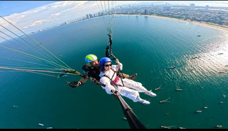 "Để có thể tham gia các chuyến bay này du khách cần phải có kế hoạch đặt lịch bay sớm trước vài ngày thậm chí vài tuần để ban tổ chức có thể tính toán được thời gian bay an toàn, vì bay phụ thuộc rất nhiều vào các yếu tố ngoại cảnh như thời tiết, tốc độ gió...", anh Lâm huấn luyện viên có thâm niên bay chia sẻ.