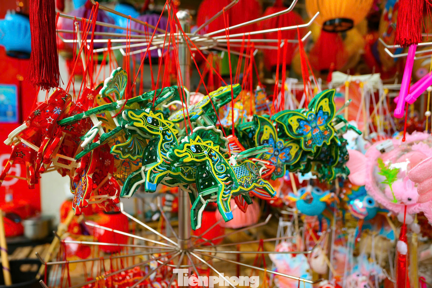 Các tiểu thương ở phố Hàng Mã chia sẻ: "Các mẫu mã đồ chơi Trung thu hiện nay vẫn như mẫu năm trước. Hiện tại giá cả các mẫu mã hầu như không tăng, các mẫu mã quen thuộc truyền thống đều giữ nguyên giá năm ngoái, thậm chí có mẫu còn bán rẻ hơn để kích cầu khách mua".