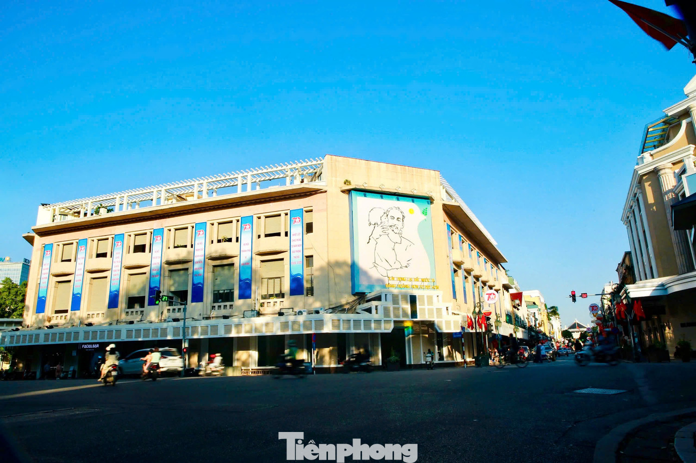 Khu vực Hồ Hoàn Kiếm, trục đường Hàng Bài - Đinh Tiên Hoàng, là nơi cánh quân phía Nam của Đại đoàn 308 đi qua trong buổi sáng 10/10/1954 vào tiếp quản Thủ đô.