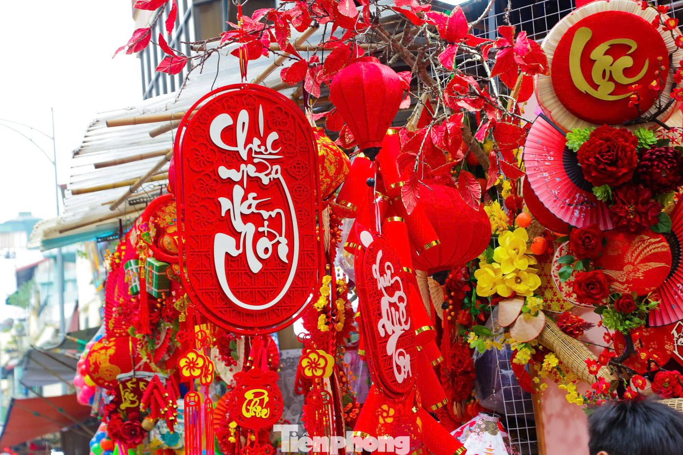 Mỗi dịp Tết đến Xuân về, phố Hàng Mã lại rực rỡ với sắc màu. Thời điểm này, các tiểu thương đều tất bật chuẩn bị hàng hóa cho dịp Tết Ất Tỵ 2025. Mỗi dịp Tết đến Xuân về, phố Hàng Mã lại rực rỡ với sắc màu. Thời điểm này, các tiểu thương đều tất bật chuẩn bị hàng hóa cho dịp Tết Ất Tỵ 2025.