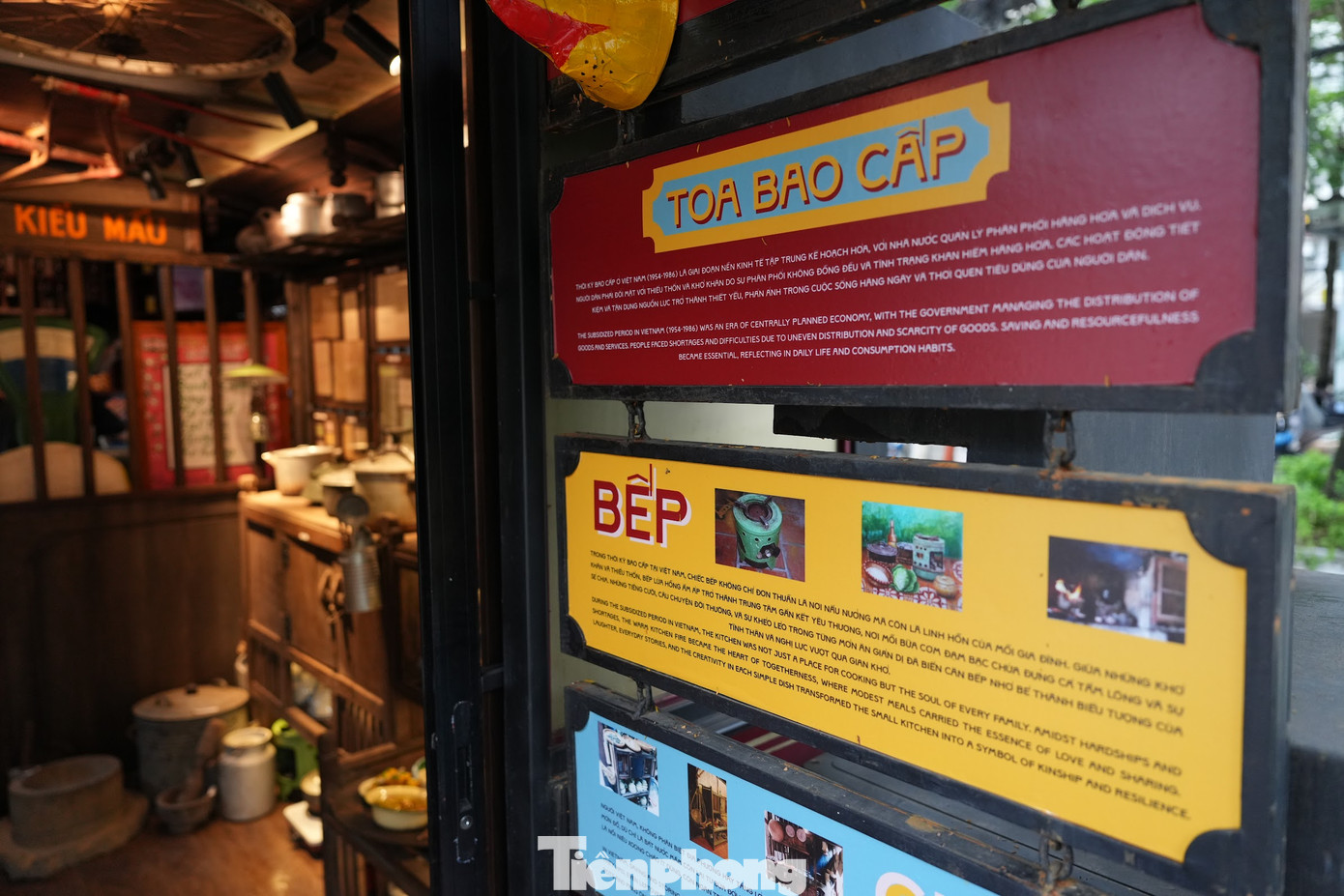 Bên trong toa tàu được trưng bày những món đồ thật từ thời bao cấp, đây là những đồ sưu tầm hoặc được người dân quyên góp.