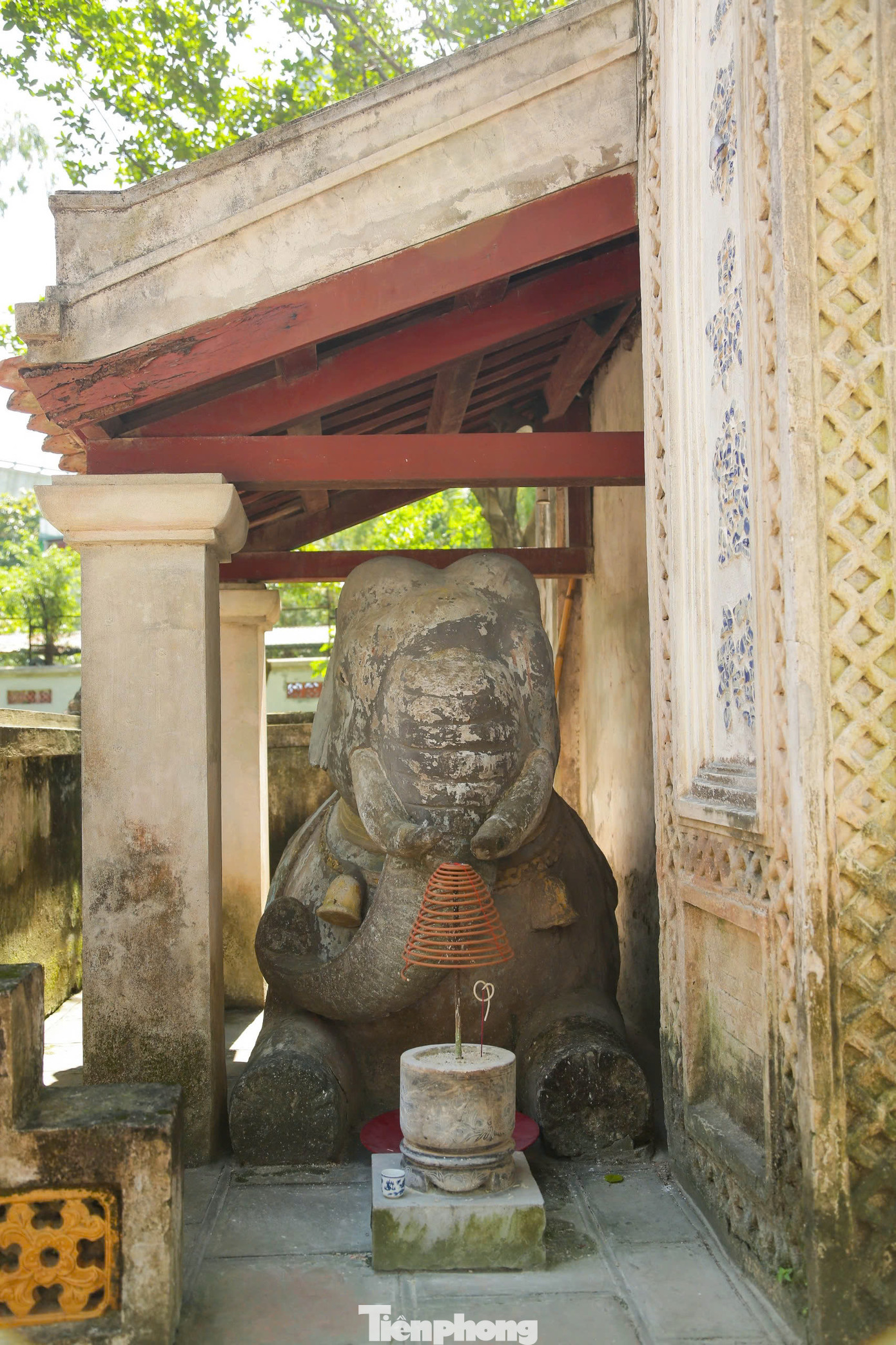 Đền còn có tên gọi là đền Voi Phục vì phía trước đền có đắp hai con voi quỳ gối, tương truyền khi hoàng tử Linh Lang ra trận thì có con voi quỳ xuống thuần phục đưa hoàng tử lên trên vành voi ra chiến trường chống quân xâm lược nhà Tống.