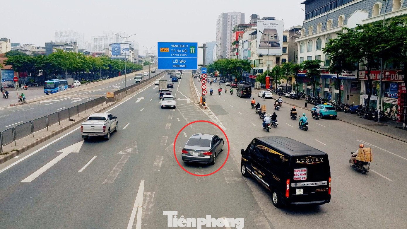 Theo phương án phân luồng mới của Sở GTVT Hà Nội, cấm tất cả các phương tiện (ngoại trừ các phương tiện ô tô) đi vào cầu Mai Dịch cũ - trục đường cao tốc Vành đai 3 trên cao.