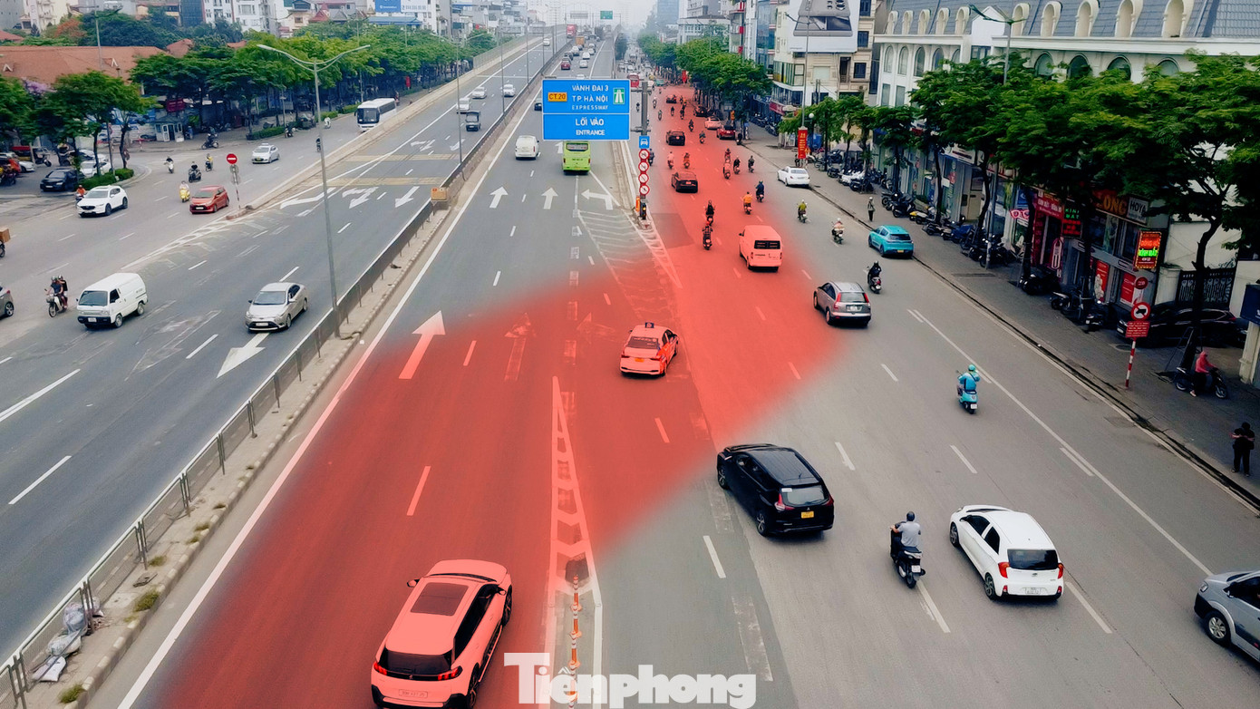 Tuy nhiên, nhiều người dân không để ý hoặc điều khiển phương tiện theo thói quen cũ đã chuyển làn rẽ phải xuống đường dưới (như trong ảnh) gây cản trở các phương tiện lưu thông phía sau, tiềm ẩn nguy cơ tai nạn giao thông.