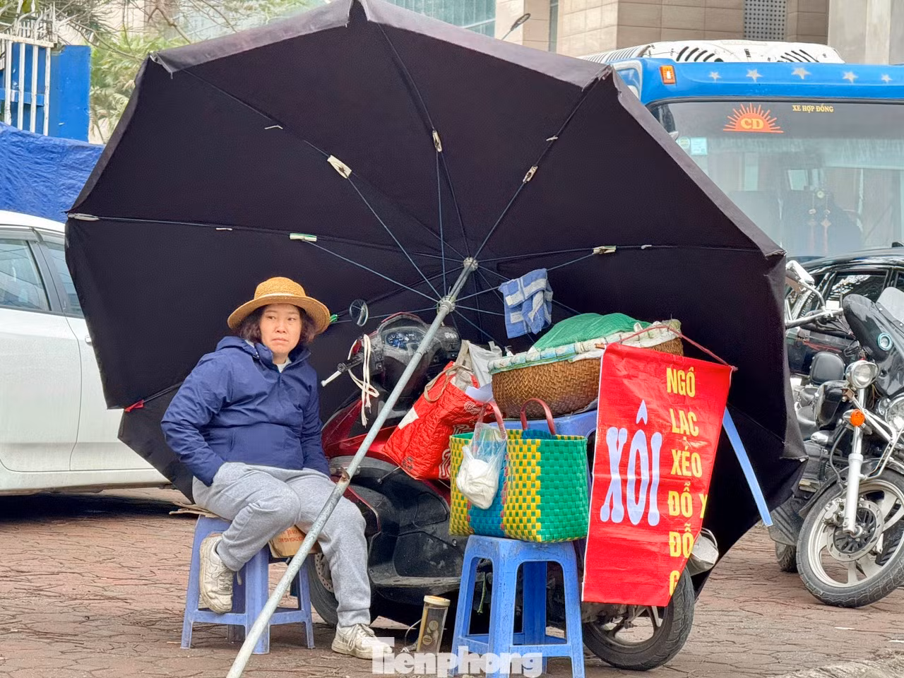 Trời mưa rét khiến công việc kinh doanh gặp khá nhiều khó khăn, lượng mua chậm, nhiều người ngả cả ô to để che chắn gió lùa ngồi ngóng khách.