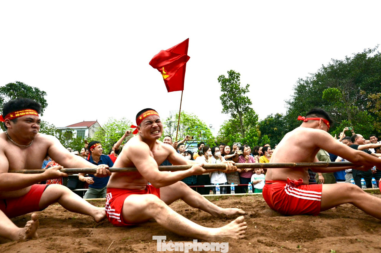 Sau khi có tiêu lệnh bằng còi hoặc bằng loa, nêm được tháo ra, ông tổng cờ chạy lên, chạy xuống. Hai đội ra sức kéo về phía mình để giành lấy chiến thắng.