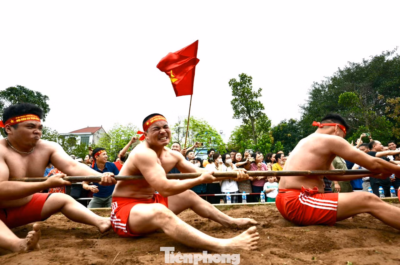 Sau khi có tiêu lệnh bằng còi hoặc bằng loa, nêm được tháo ra, ông tổng cờ chạy lên, chạy xuống. Hai đội ra sức kéo về phía mình để giành lấy chiến thắng.